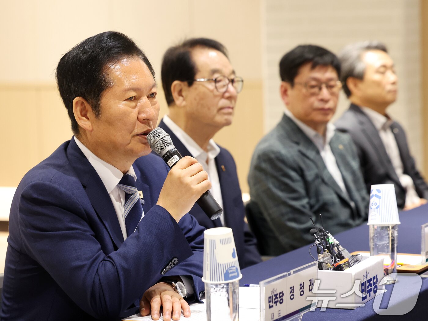 본문 이미지 - 정청래 더불어민주당 대표가 14일 오전 경북 울릉군 울릉한마음회관에서 열린 주민 애로사항 청취 현장 간담회에서 인사말을 하고 있다. 2026.5.14 ⓒ 뉴스1 황기선 기자