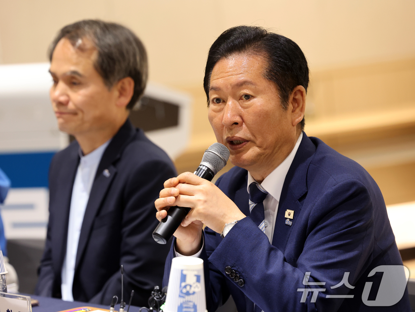 (울릉=뉴스1) 황기선 기자 = 정청래 더불어민주당 대표가 14일 오전 경북 울릉군 울릉한마음회관에서 열린 주민 애로사항 청취 현장 간담회에서 인사말을 하고 있다.  2026.5. …