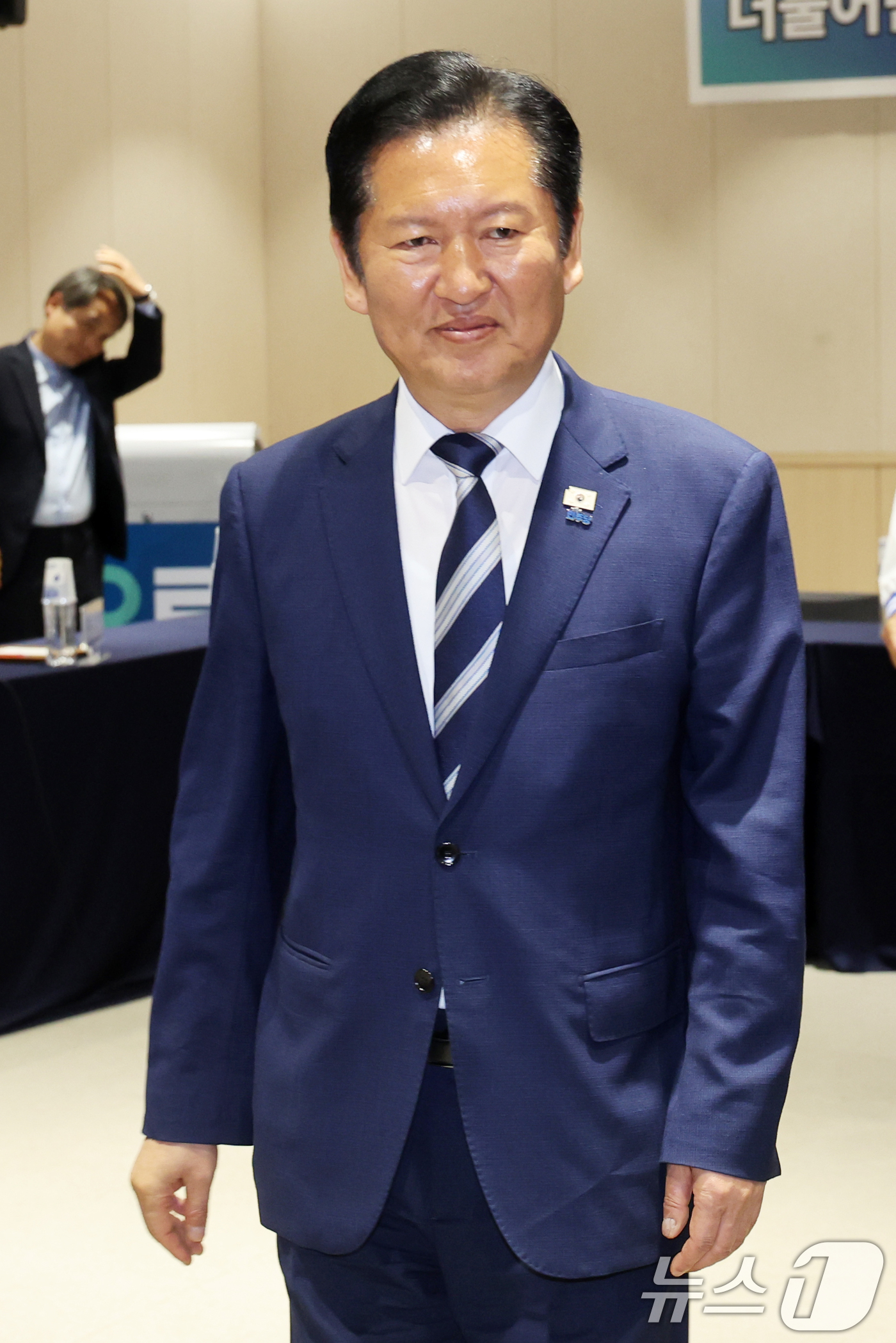 (울릉=뉴스1) 황기선 기자 = 정청래 더불어민주당 대표가 14일 오전 경북 울릉군 울릉한마음회관에서 열린 주민 애로사항 청취 현장 간담회에 참석하고 있다.  2026.5.14/뉴 …