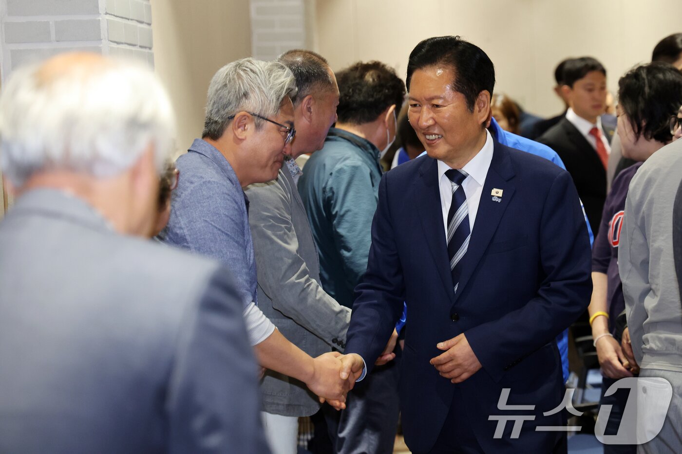 본문 이미지 - 정청래 더불어민주당 대표가 14일 오전 경북 울릉군 울릉한마음회관에서 열린 주민 애로사항 청취 현장 간담회에서 참석자들과 인사를 나누고 있다. 2026.5.14 ⓒ 뉴스1 황기선 기자