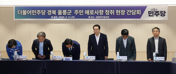 인사하는 정청래 대표