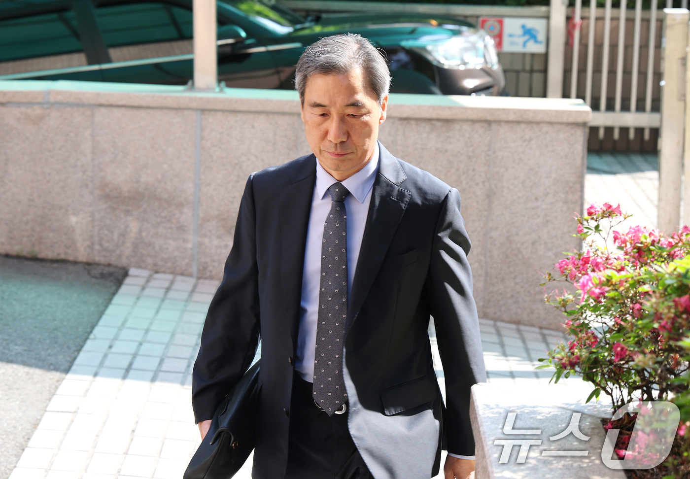 (과천=뉴스1) 임세영 기자 = 윤재순 전 대통령실 총무비서관이 14일 대통령실 관저 이전 특혜 의혹과 관련해 피의자 조사를 받기 위해 경기 과천 2차 종합특검 사무실로 출석하고 …