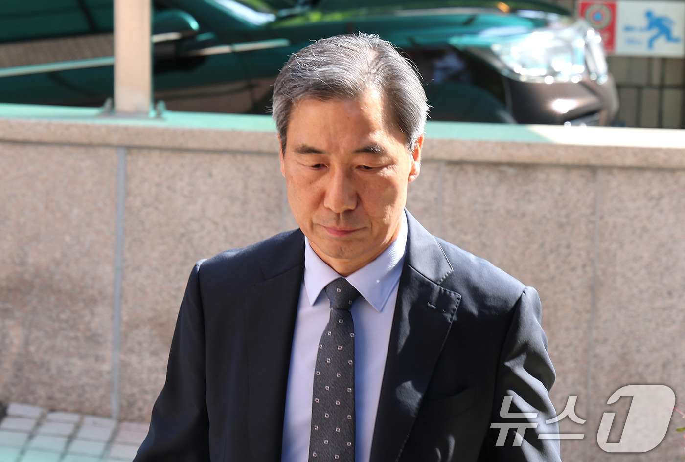 (과천=뉴스1) 임세영 기자 = 윤재순 전 대통령실 총무비서관이 14일 대통령실 관저 이전 특혜 의혹과 관련해 피의자 조사를 받기 위해 경기 과천 2차 종합특검 사무실로 출석하고 …