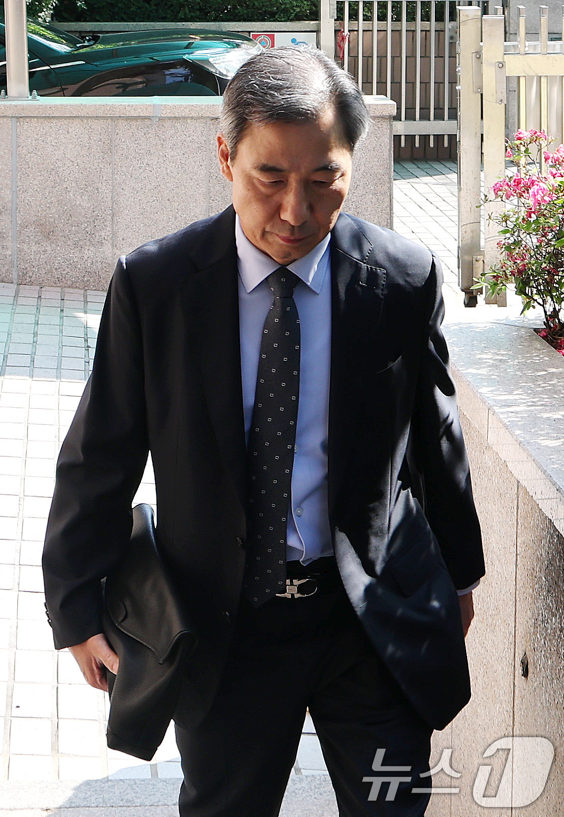 (과천=뉴스1) 임세영 기자 = 윤재순 전 대통령실 총무비서관이 14일 대통령실 관저 이전 특혜 의혹과 관련해 피의자 조사를 받기 위해 경기 과천 2차 종합특검 사무실로 출석하고 …