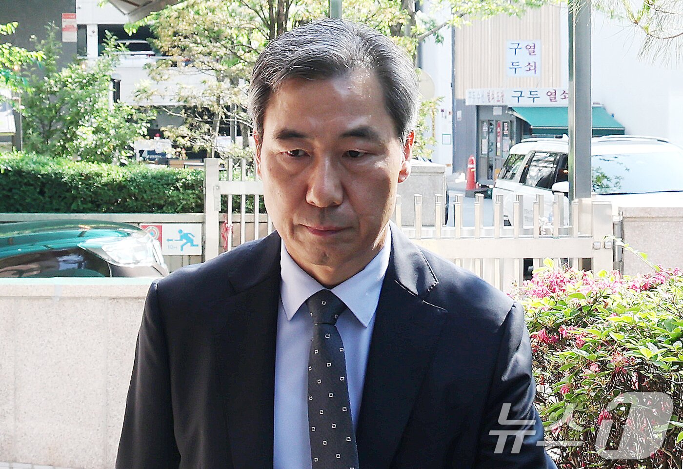 본문 이미지 - 윤재순 전 대통령실 총무비서관이 14일 대통령실 관저 이전 특혜 의혹과 관련해 피의자 조사를 받기 위해 경기 과천 2차 종합특검 사무실로 출석하고 있다. 2026.5.14 ⓒ 뉴스1 임세영 기자