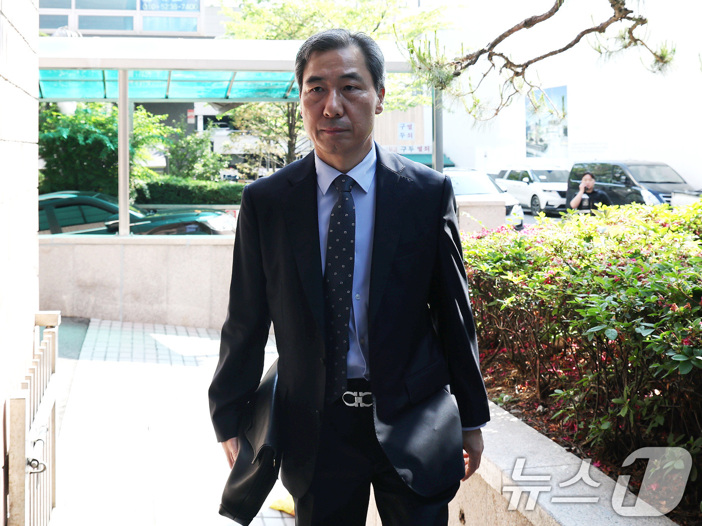 (과천=뉴스1) 임세영 기자 = 윤재순 전 대통령실 총무비서관이 14일 대통령실 관저 이전 특혜 의혹과 관련해 피의자 조사를 받기 위해 경기 과천 2차 종합특검 사무실로 출석하고 …