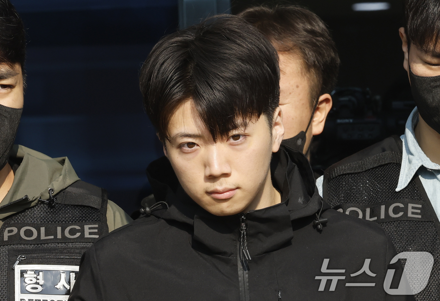 (광주=뉴스1) 김태성 기자 = 광주 도심에서 일면식도 없는 10대 여고생을 살해한 장윤기 씨가 14일 오전 광주 서부경찰서에서 검찰로 송치되고 있다. 2026.5.14/뉴스1