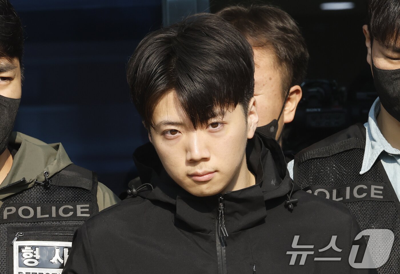 본문 이미지 - 광주 도심에서 일면식도 없는 10대 여고생을 살해한 장윤기가 지난 5월 14일 오전 광주 서부경찰서에서 검찰로 송치되고 있다. 2026.5.14 ⓒ 뉴스1 김태성 기자
