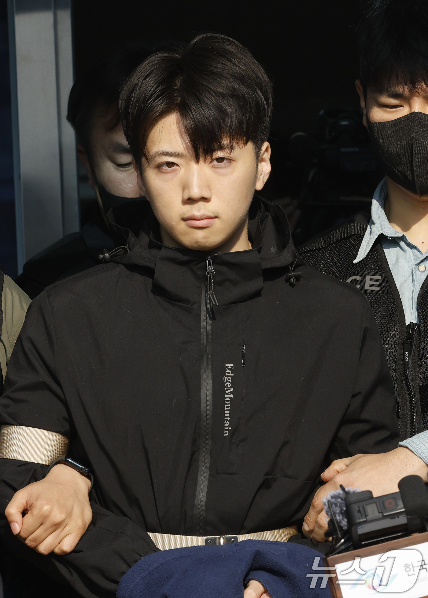 (광주=뉴스1) 김태성 기자 = 광주 도심에서 일면식도 없는 10대 여고생을 살해한 장윤기 씨가 14일 오전 광주 서부경찰서에서 검찰로 송치되고 있다. 2026.5.14/뉴스1