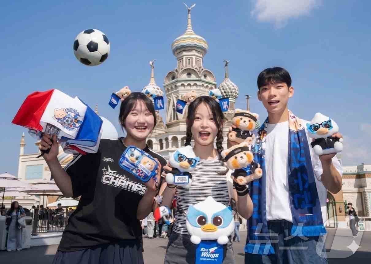 (서울=뉴스1) = 에버랜드가 수원삼성블루윙즈축구단과 양사 캐릭터를 활용한 신상 굿즈 출시, 현장 이벤트 등 다채로운 캐릭터 콜라보레이션을 진행한다고 14일 밝혔다. 사진은 모델들 …
