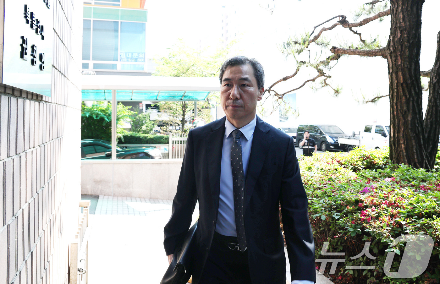 (과천=뉴스1) 임세영 기자 = 윤재순 전 대통령실 총무비서관이 14일 대통령실 관저 이전 특혜 의혹과 관련해 피의자 조사를 받기 위해 경기 과천 2차 종합특검 사무실로 출석하고 …