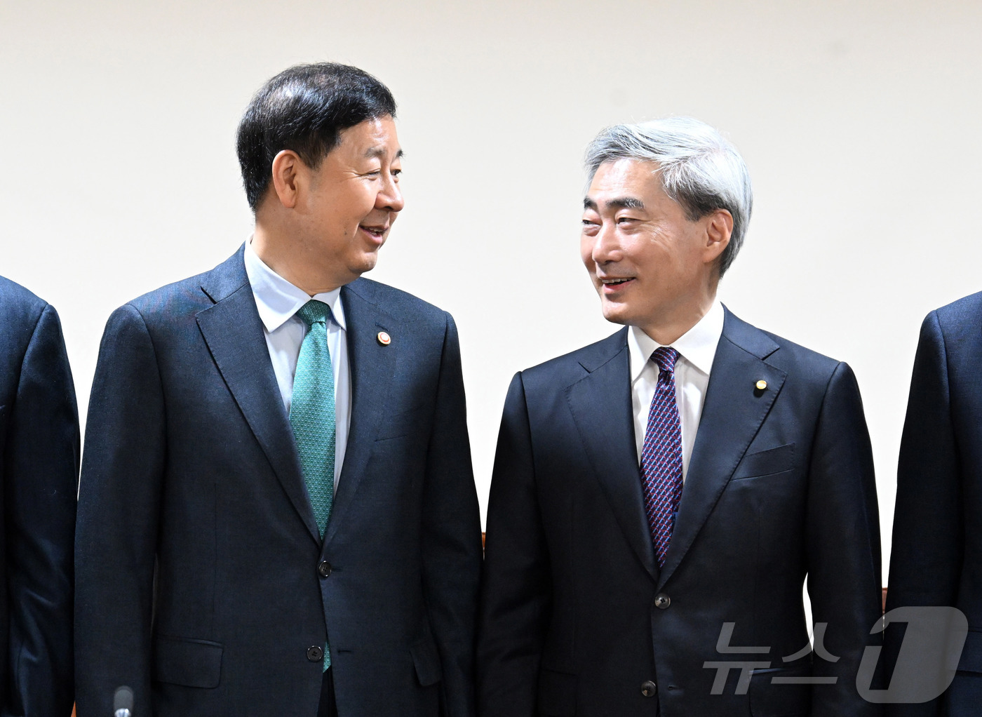 (서울=뉴스1) = 구윤철 부총리 겸 재정경제부 장관이 14일 오전 서울 중구 은행연합회에서 열린 시장상황점검회의에서 신현송 한국은행 총재와 대화를 나누고 있다. (재정경제부 제공 …