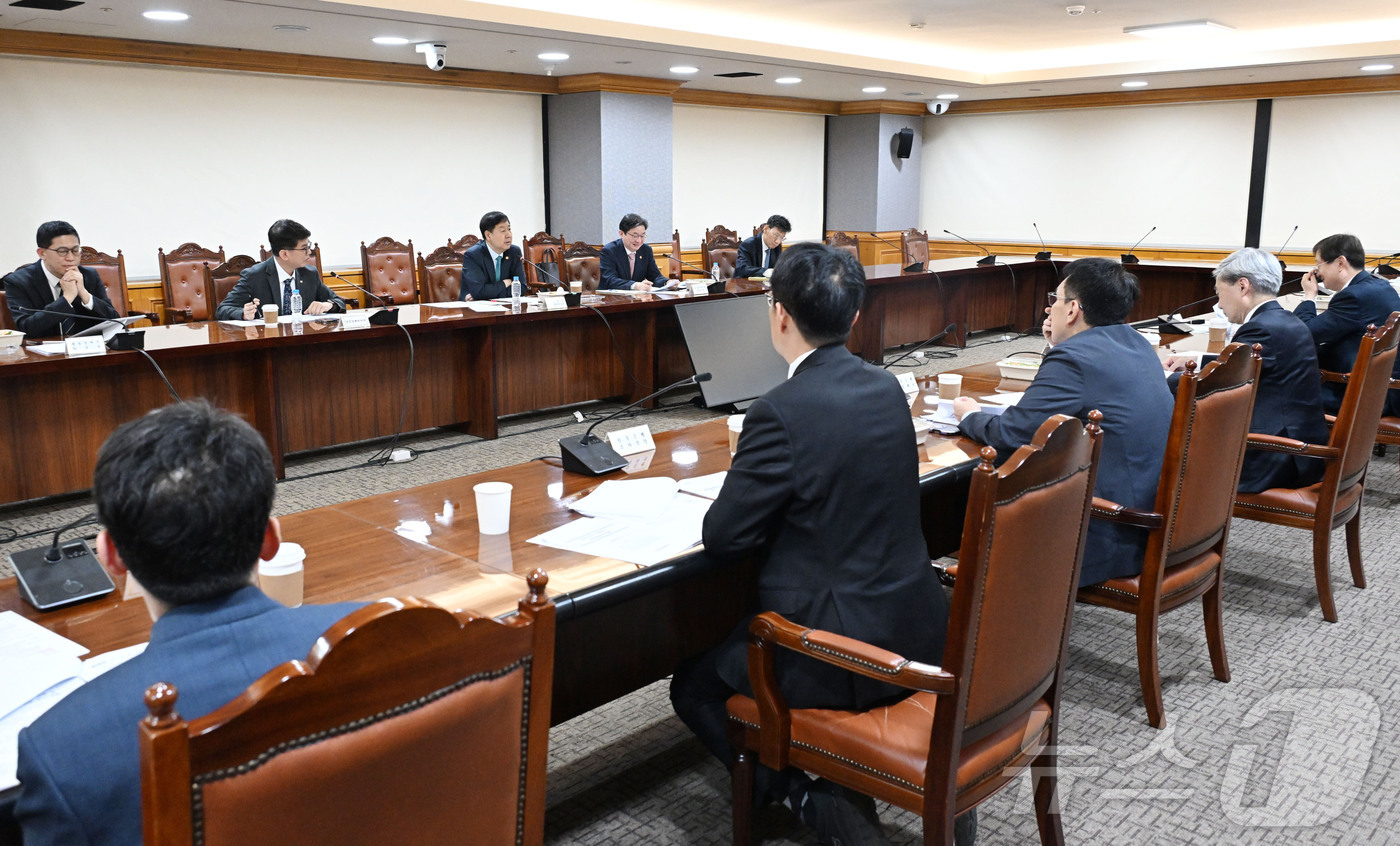 (서울=뉴스1) = 구윤철 부총리 겸 재정경제부 장관이 14일 오전 서울 중구 은행연합회에서 열린 시장상황점검회의에서 발언을 하고 있다. (재정경제부 제공. 재판매 및 DB 금지) …