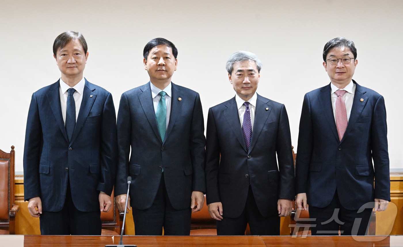 (서울=뉴스1) = 구윤철 부총리 겸 재정경제부 장관이 14일 오전 서울 중구 은행연합회에서 열린 시장상황점검회의에서 참석자들과 기념 촬영을 하고 있다. 왼쪽부터 이찬진 금융감독원 …