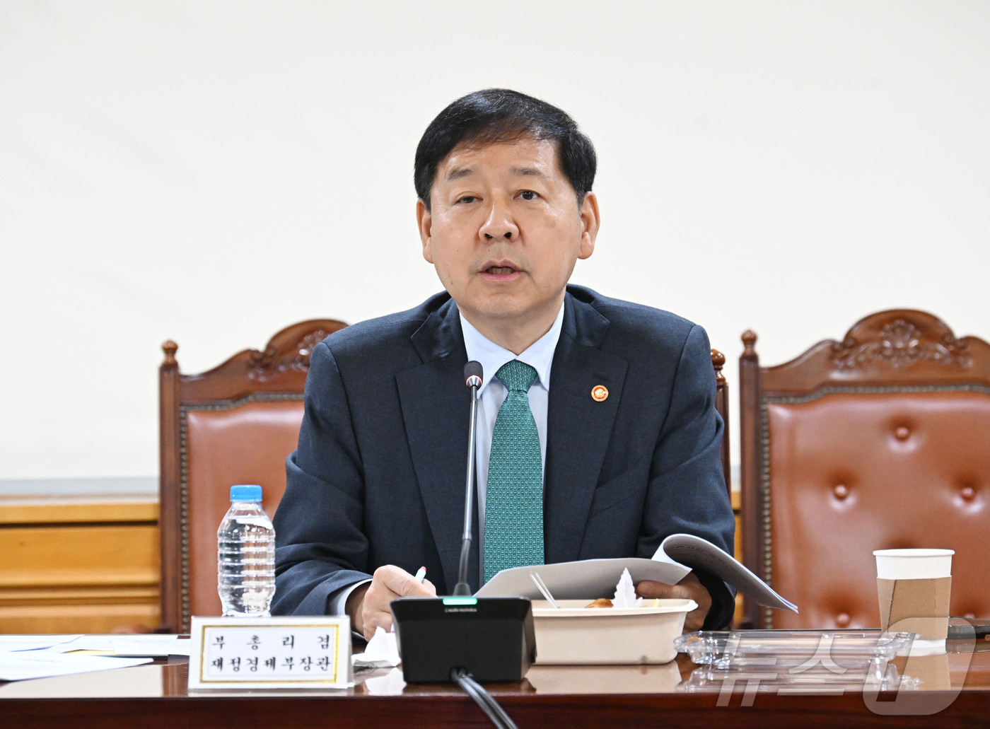 (서울=뉴스1) = 구윤철 부총리 겸 재정경제부 장관이 14일 오전 서울 중구 은행연합회에서 열린 시장상황점검회의에서 발언을 하고 있다. (재정경제부 제공. 재판매 및 DB 금지) …