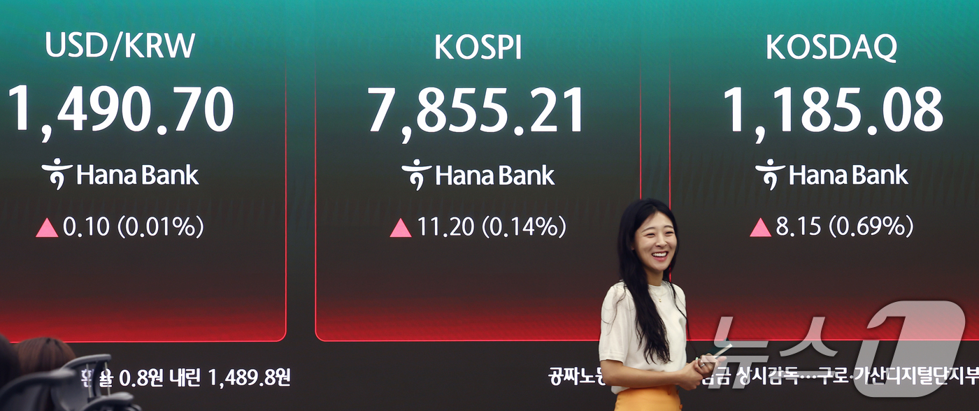 (서울=뉴스1) 김민지 기자 = 14일 오전 서울 중구 하나은행 본점 딜링룸 전광판에 코스피 지수 등이 나오고 있다.이날 코스피는 전 거래일(7844.01)보다 29.90포인트(0 …