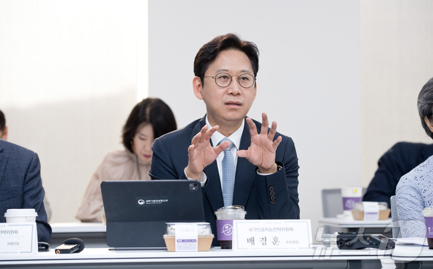 (서울=뉴스1) = 배경훈 부총리 겸 과학기술정보통신부 장관이 14일 오전 서울 중구 서울스퀘어 국가인공지능전략위원회에서 열린 국가인공지능전략위원회 제18차 운영위원회를 주재하고 …