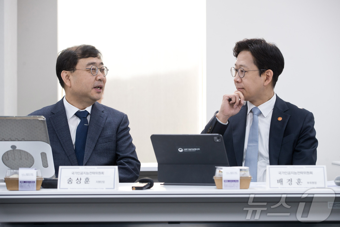 (서울=뉴스1) = 배경훈 부총리 겸 과학기술정보통신부 장관이 14일 오전 서울 중구 서울스퀘어 국가인공지능전략위원회에서 열린 국가인공지능전략위원회 제18차 운영위원회에서 송상훈 …