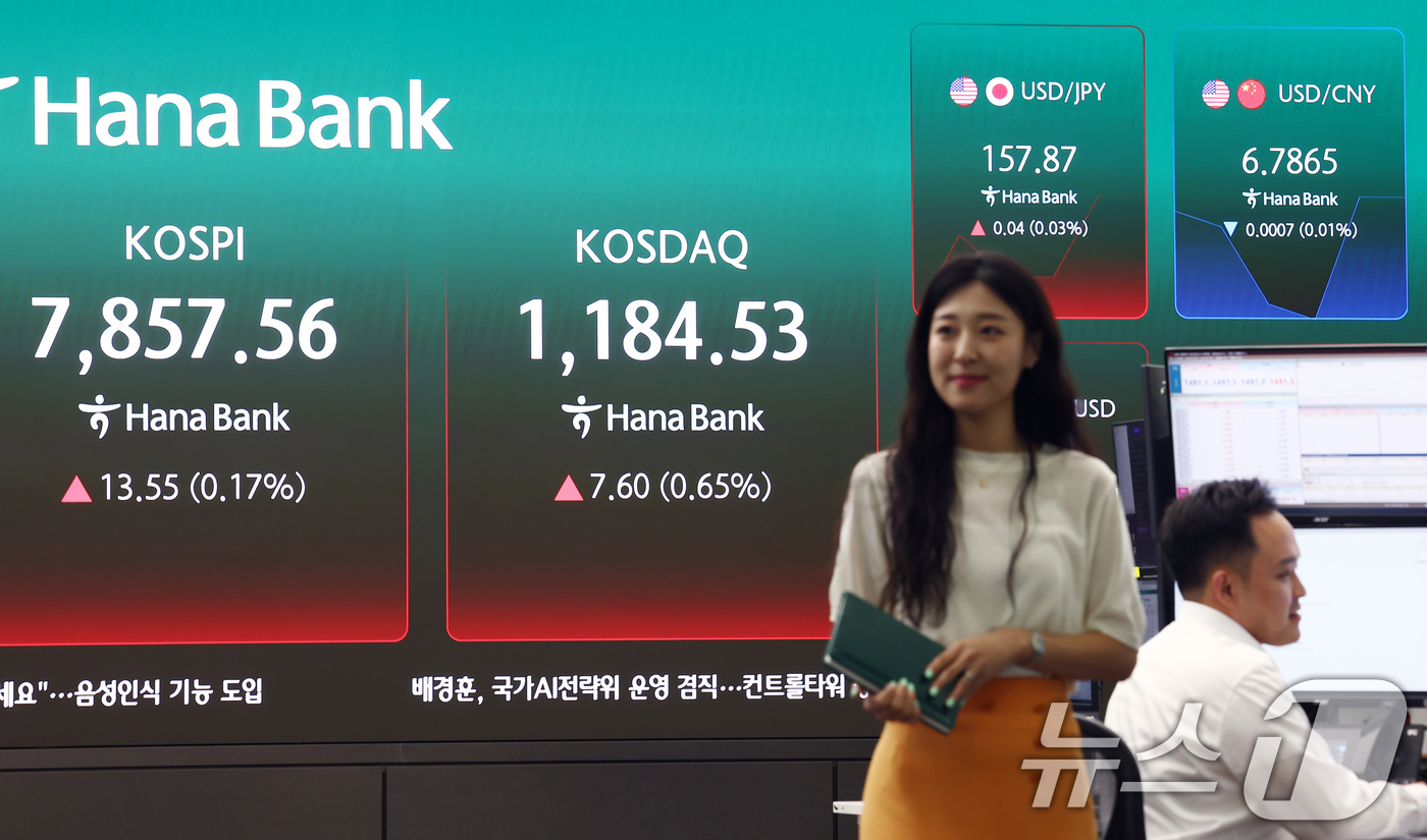 (서울=뉴스1) 김민지 기자 = 14일 오전 서울 중구 하나은행 본점 딜링룸 전광판에 코스피 지수 등이 나오고 있다.이날 코스피는 전 거래일(7844.01)보다 29.90포인트(0 …