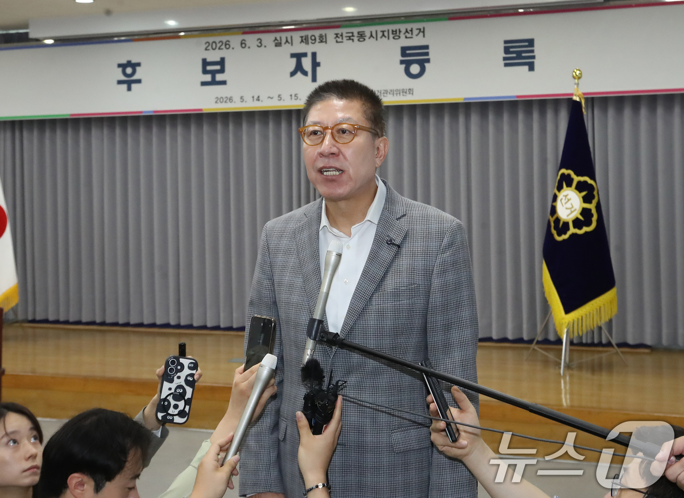 (부산=뉴스1) 윤일지 기자 = 박형준 국민의힘 부산시장 후보가 14일 부산 연제구 부산시선거관리위원회에서 6·3 지방선거 부산시장 후보자 등록을 한 뒤 취재진 질문에 답하고 있다 …