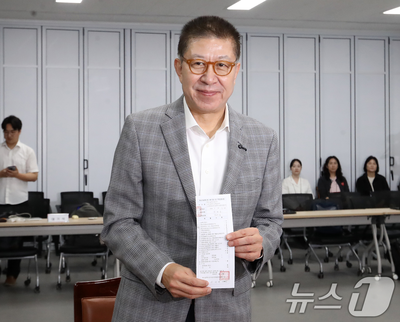 (부산=뉴스1) 윤일지 기자 = 박형준 국민의힘 부산시장 후보가 14일 부산 연제구 부산시선거관리위원회에서 6·3 지방선거 부산시장 후보자 등록을 한 뒤 접수증을 들어 보이고 있다 …