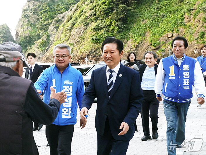 본문 이미지 - 정청래 더불어민주당 대표가 14일 오전 경북 울릉군 도동소공원 일대에서 시민들에게 인사 하고 있다. 2026.5.14 ⓒ 뉴스1 황기선 기자