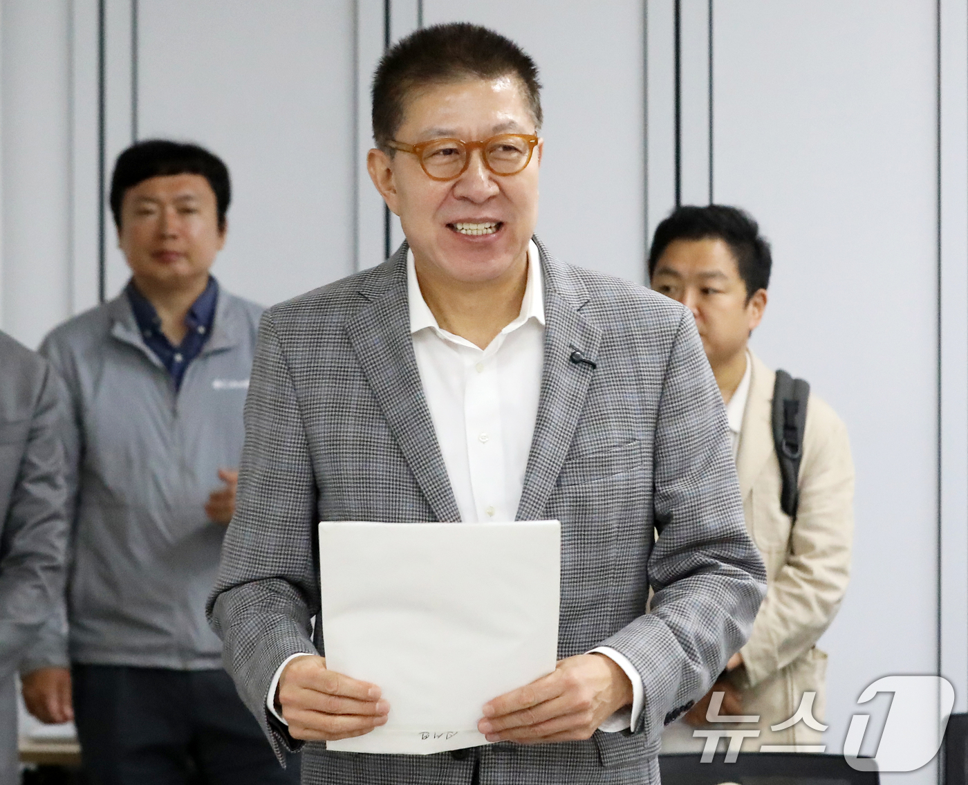(부산=뉴스1) 윤일지 기자 = 박형준 국민의힘 부산시장 후보가 14일 6·3 지방선거 부산시장 후보자 등록을 하기 위해 부산 연제구 부산시선거관리위원회로 들어서고 있다. 2026 …