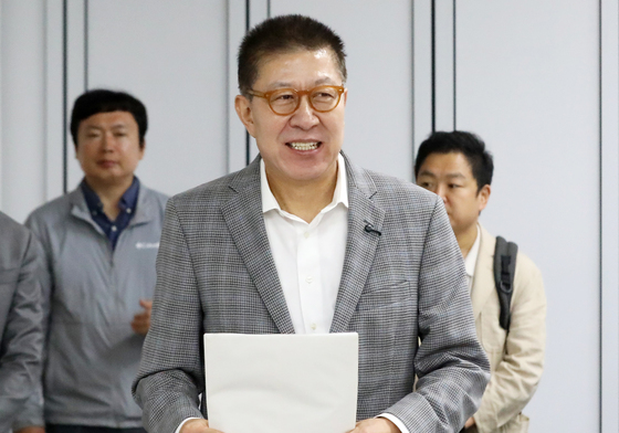 부산시선관위 들어서는 박형준 부산시장 후보