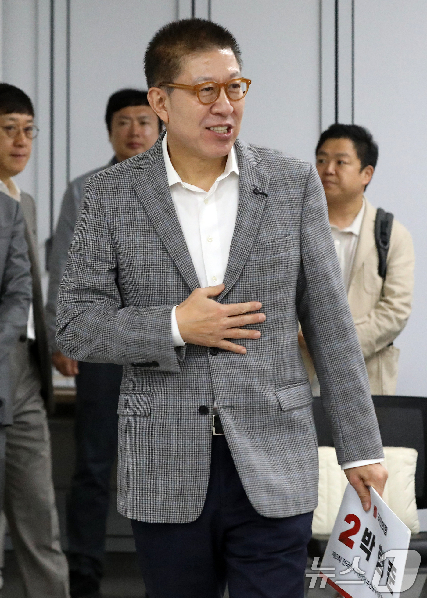 (부산=뉴스1) 윤일지 기자 = 박형준 국민의힘 부산시장 후보가 14일 6·3 지방선거 부산시장 후보자 등록을 하기 위해 부산 연제구 부산시선거관리위원회로 들어서고 있다. 2026 …