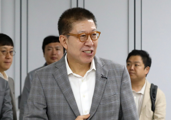 부산시선관위 들어서는 박형준 부산시장 후보