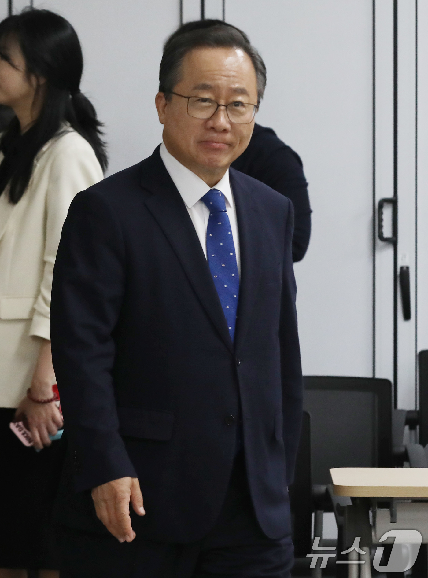 (부산=뉴스1) 윤일지 기자 = 김석준 부산시교육감 후보가 14일 6·3 지방선거 부산시교육감 후보자 등록을 하기 위해 부산 연제구 부산시선거관리위원회로 들어서고 있다. 2026. …