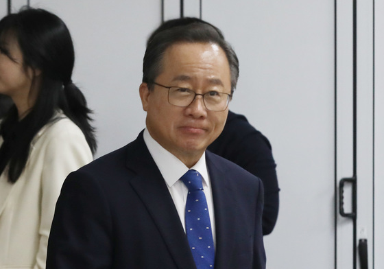 부산시선관위 들어서는 김석준 부산시교육감 후보