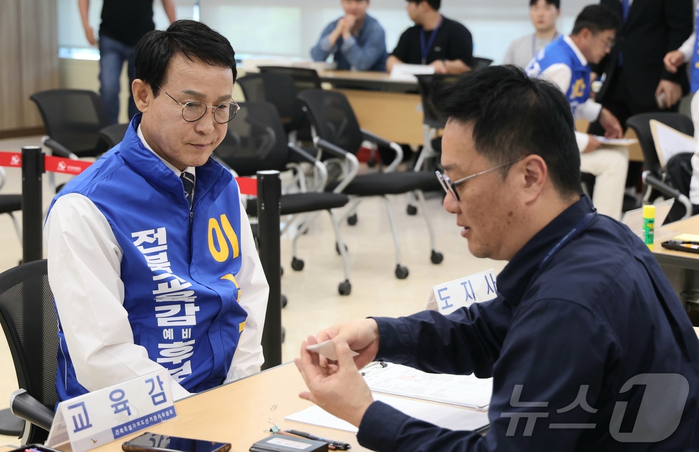 (전주=뉴스1) 유경석 기자 = 제9회 전국동시지방선거 후보자 등록 신청 첫날인 14일 전북 전주시 전북특별자치도선거관리위원회에서 이남호 전북교육감 후보가 후보등록을 하고 있다. …