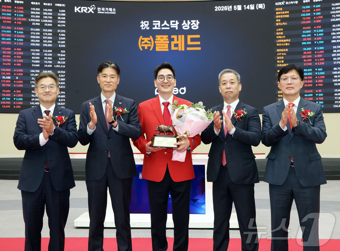 (서울=뉴스1) = 한국거래소 코스닥시장본부는 14일 오전 서울사옥 홍보관에서 폴레드의 코스닥시장 상장기념식을 개최했다고 밝혔다. 사진은 상장 기념식 후 기념 사진 촬영하는 박종식 …