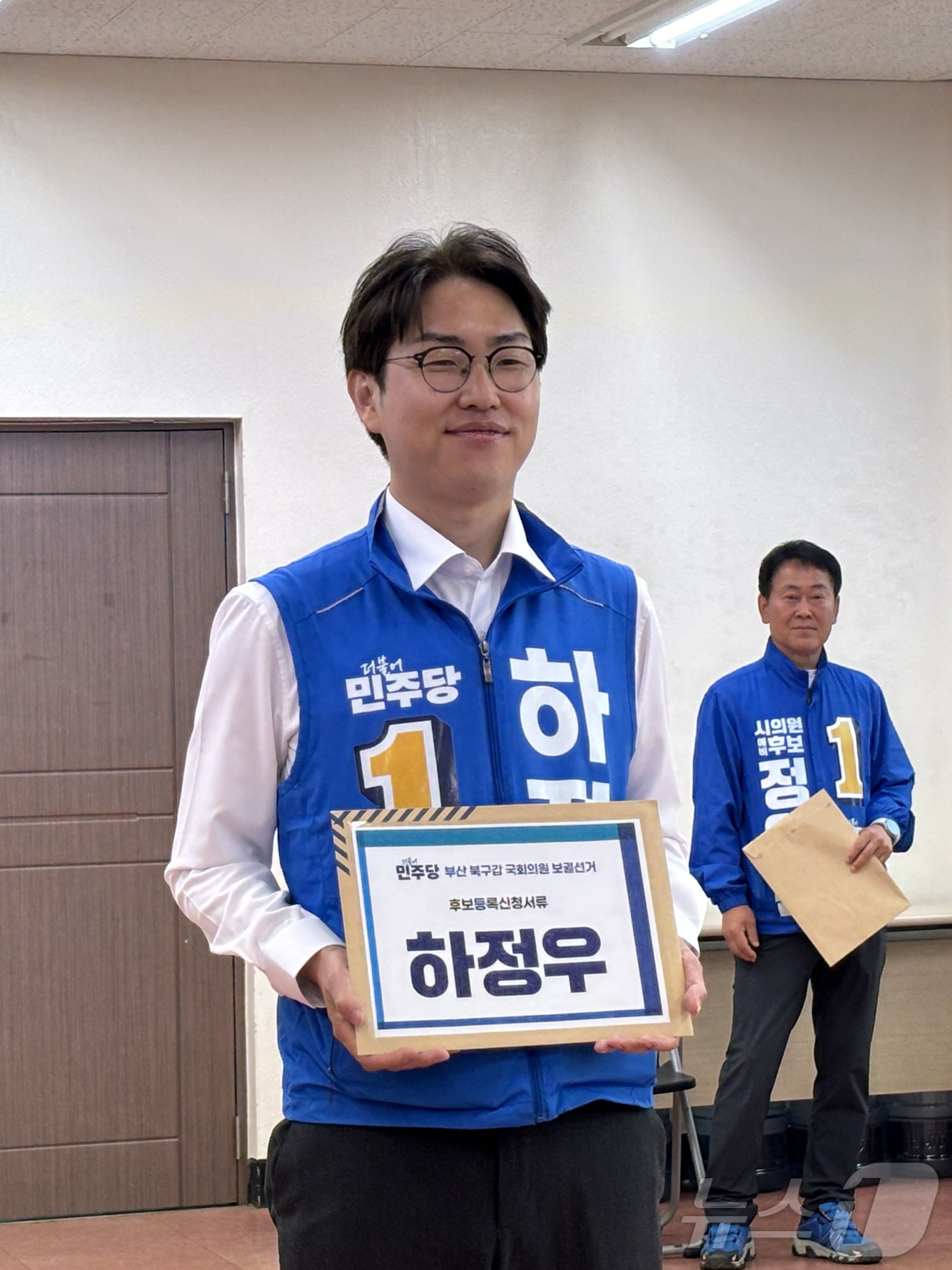 (부산=뉴스1) 홍윤 기자 = 하정우 더불어민주당 부산 북구갑 국회의원후보가 6.3 보궐선거 본 후보 등록 첫 날인 14일  북구선거관리위원회에서 후보 등록을 하고 있다. 2026 …