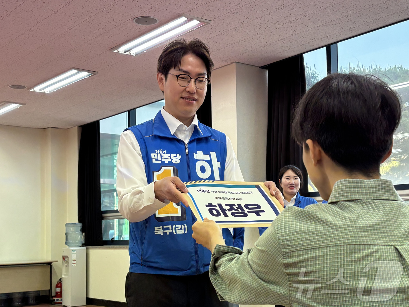 (부산=뉴스1) 홍윤 기자 = 하정우 더불어민주당 부산 북구갑 국회의원후보가 6.3 보궐선거 본 후보 등록 첫 날인 14일  북구선거관리위원회에서 후보 등록을 하고 있다. 2026 …