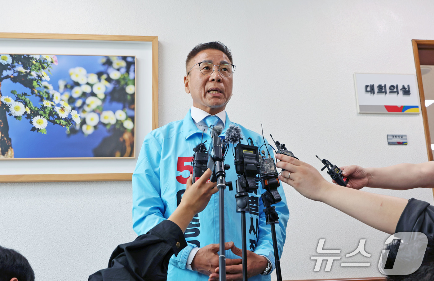 (광주=뉴스1) 박지현 기자 = 이종욱 진보당 전남광주특별시장 후보가 14일 광주 서구 치평동에 위치한 선거관리위원회에서 후보 등록을 마치고 소감을 밝히고 있다. 2026.5.14 …