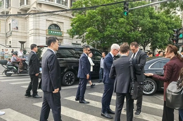 "애플 CEO입니다" "네, 가방 봅시다"…예외없는 트럼프 中숙소 보안