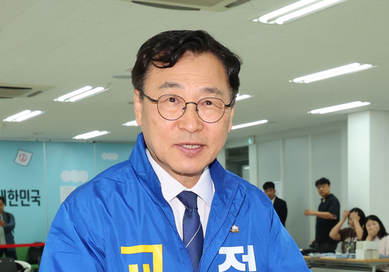 후보자 등록하는 정근식