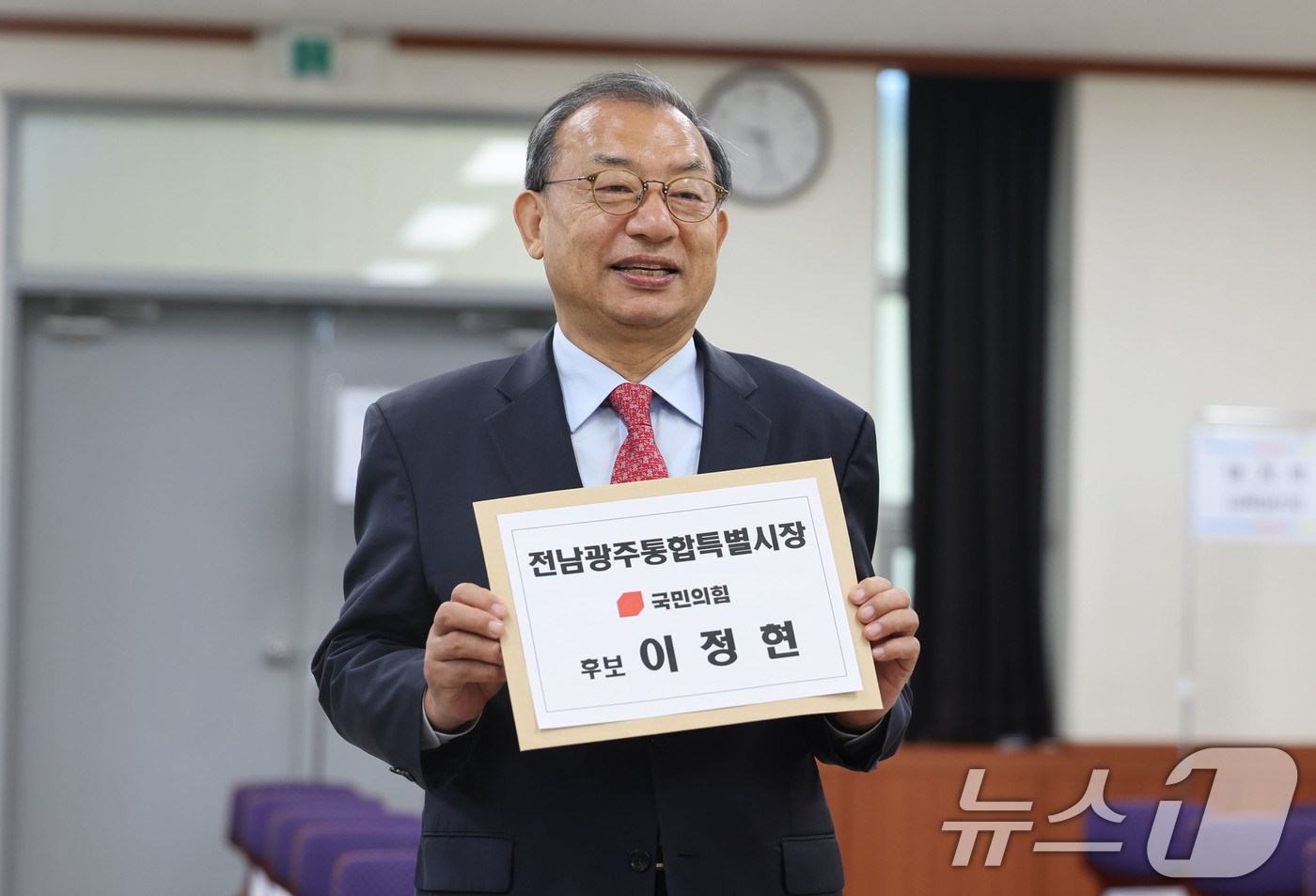 (광주=뉴스1) 박지현 기자 = 이정현 국민의힘 전남광주통합특별시장 후보가 14일 광주 서구 치평동 선거관리위원회에서 후보 등록을 하고 있다. 2026.5.14/뉴스1