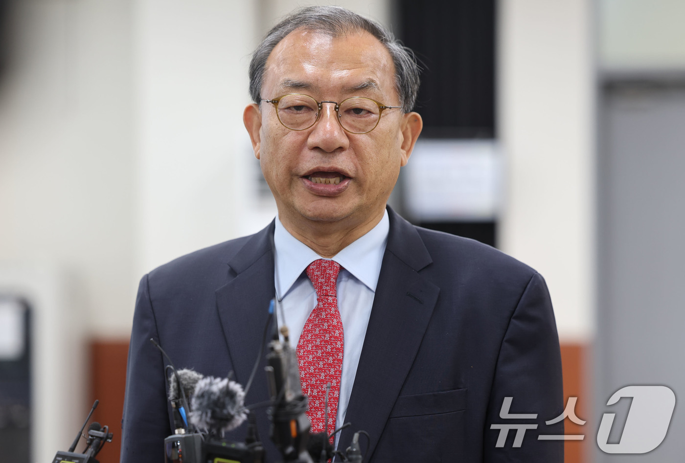 (광주=뉴스1) 박지현 기자 = 이정현 국민의힘 전남광주통합특별시장 후보가 14일 광주 서구 치평동 선거관리위원회에서 후보등록을 마치고 소감을 밝히고 있다. 2026.5.14/뉴스 …