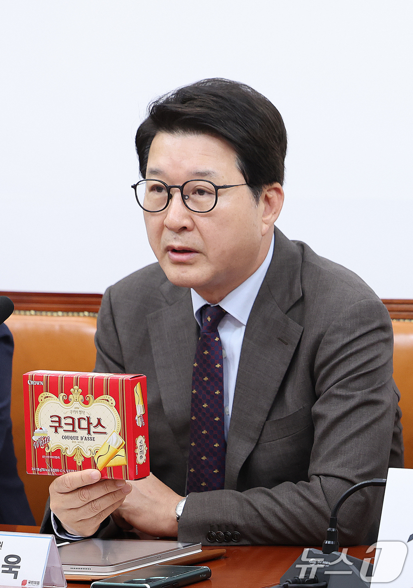 (서울=뉴스1) 신웅수 기자 = 신동욱 국민의힘 최고위원이 14일 서울 여의도 국회에서 열린 최고위원회의에서 과자를 들고 발언하고 있다. 2026.5.14/뉴스1