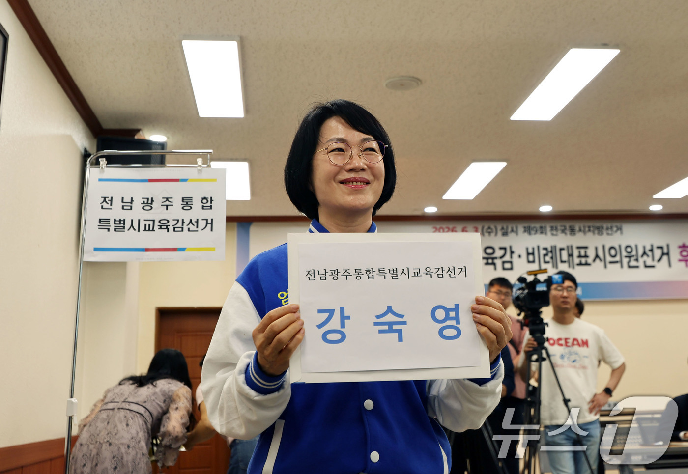 (광주=뉴스1) 박지현 기자 = 강숙영 전남광주통합특별시 교육감 후보가 14일 광주선거관리위원회에 방문해 후보 등록을 하고 있다. 2026.5.14/뉴스1