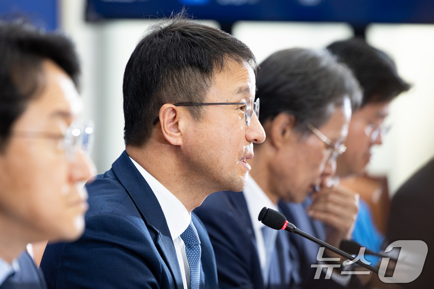 (서울=뉴스1) 유승관 기자 = 한병도 더불어민주당 원내대표가 14일 서울 여의도 국회에서 열린 정책조정회의에서 모두 발언을 하고 있다. 2026.5.14/뉴스1