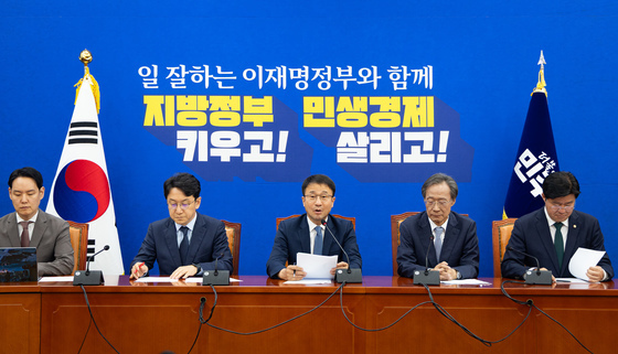 백드롭 교체한 민주 원내대표실 '지방정부 키우고! 민생경제 살리고!'