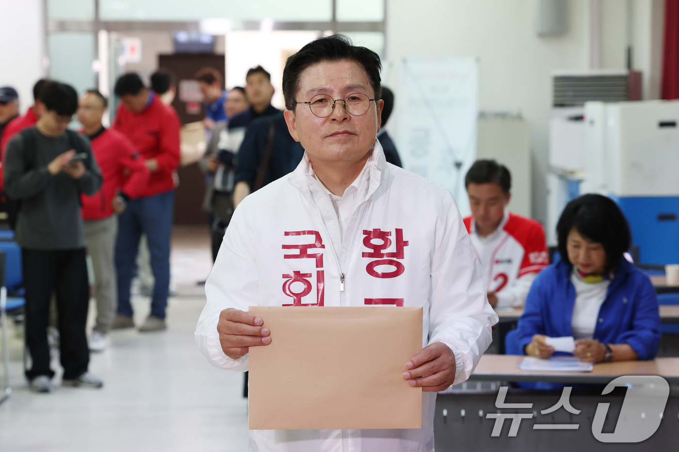 (평택=뉴스1) 김영운 기자 = 황교안 자유와혁신 경기 평택을 후보가 14일 경기 평택시 이충동 평택시선거관리위원회에서 후보자 등록을 하고 있다. 2026.5.14/뉴스1