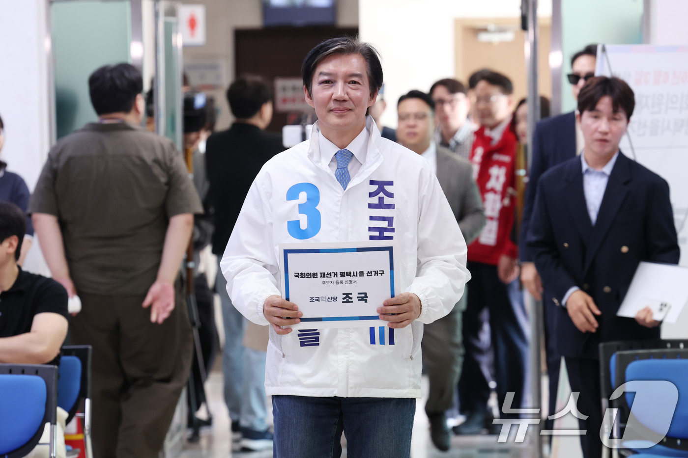 (평택=뉴스1) 김영운 기자 = 조국 조국혁신당 경기 평택을 후보가 14일 경기 평택시 이충동 평택시선거관리위원회에서 후보자 등록을 하고 있다. 2026.5.14/뉴스1