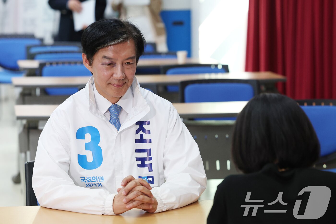 본문 이미지 - 조국 조국혁신당 경기 평택을 후보가 14일 경기 평택시 이충동 평택시선거관리위원회에서 후보자 등록을 하고 있다. 2026.5.14 ⓒ 뉴스1 김영운 기자