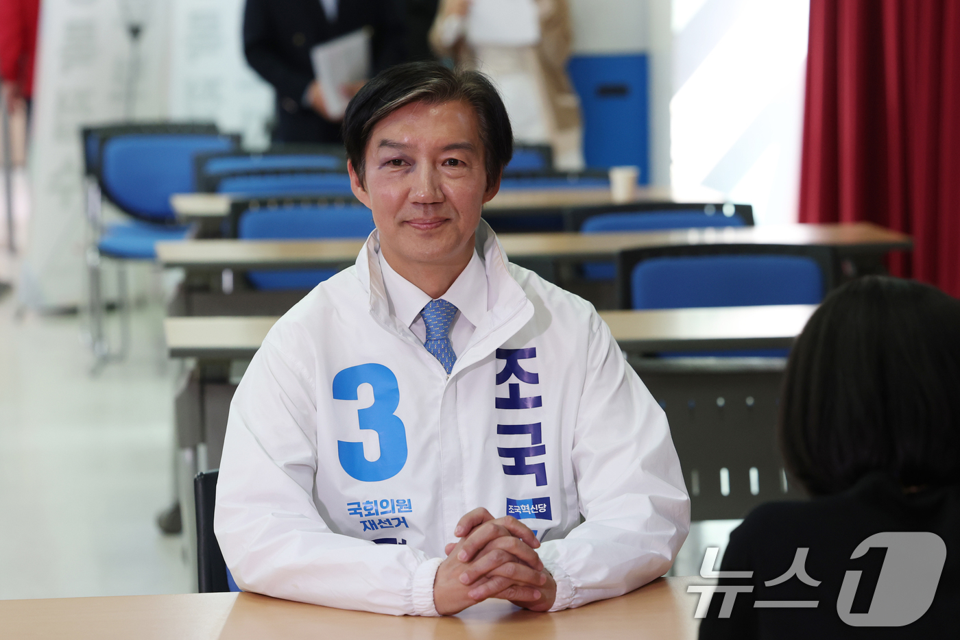 (평택=뉴스1) 김영운 기자 = 조국 조국혁신당 경기 평택을 후보가 14일 경기 평택시 이충동 평택시선거관리위원회에서 후보자 등록을 하고 있다. 2026.5.14/뉴스1