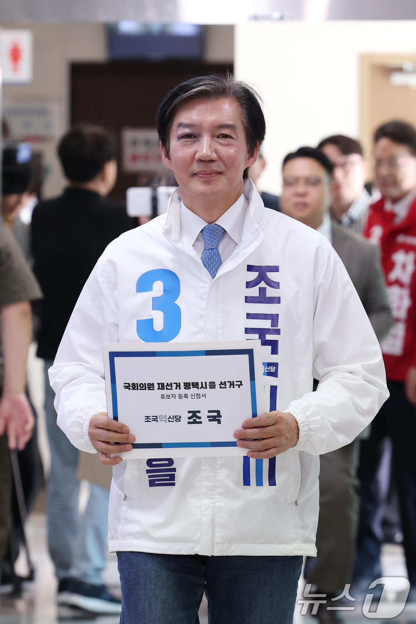 (평택=뉴스1) 김영운 기자 = 조국 조국혁신당 경기 평택을 후보가 14일 경기 평택시 이충동 평택시선거관리위원회에서 후보자 등록을 하고 있다. 2026.5.14/뉴스1